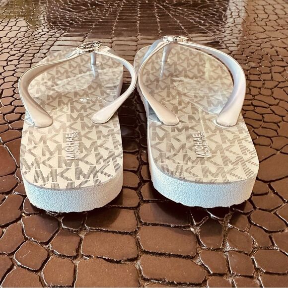 Michael Kors Metallic Silver, Flip Flop Sandals. - Picture 5 of 5